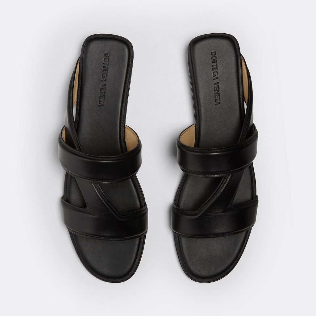 Bottega Veneta Flat Leather Band Sandals in Nero