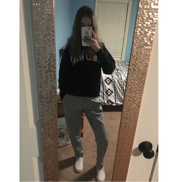 https://soxy.com/blogs/wp-content/uploads/2022/03/What-to-Wear-with-Grey-Sweatpants-24.jpg