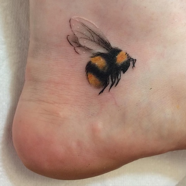 Libby Dejoodt Tattoo - Super cute little bee done the other day for  @mollo_24 in memory of her friend 🖤 #tattoo #tattoos #bee #beetattoo  #memory #memorialtattoo #firsttattoo #essex #essexartist #tattooist  #tattooartist #londontattooartist #