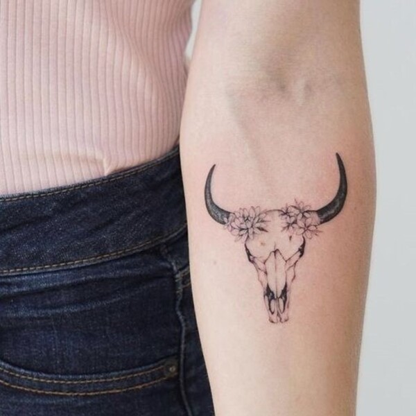 Handpoked bull skull on a friend from a few weeks ago. Instagram is  @phat.tattz - feel free to follow! : r/sticknpokes