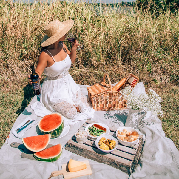 10 Stylish Picnic Date Outfit Ideas