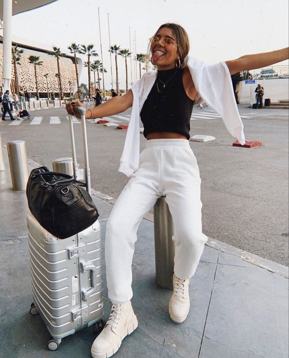 Top outfits to wear on an airplane - Buy and Slay