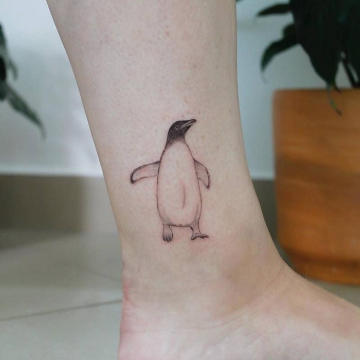 Penguin tattoo  Tatuaje pinguino Tatuajes Tatuaje de snitch